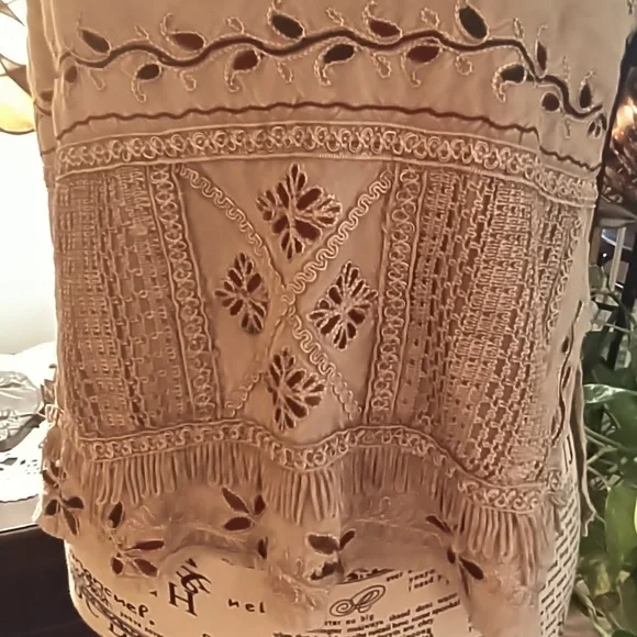 Women's gently used Shoreline embroidered top size medium - Picture 3 of 6